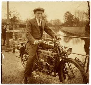 F46 Dhr. Ben Albers op zijn Douglas motorfiets, cica 1922